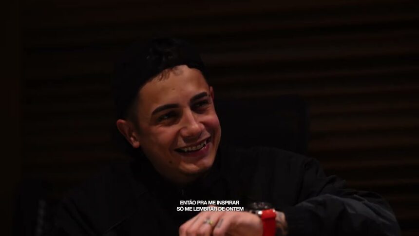 MC Hariel no visualizer oficial de "Outono"