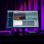 Setup de home studio para produção musical de rap e trap com teclado MIDI, DAW e monitores