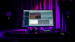 Setup de home studio para produção musical de rap e trap com teclado MIDI, DAW e monitores