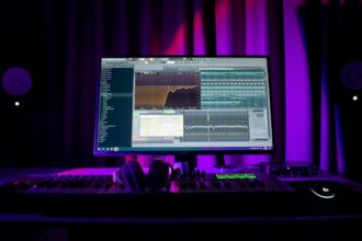 Setup de home studio para produção musical de rap e trap com teclado MIDI, DAW e monitores